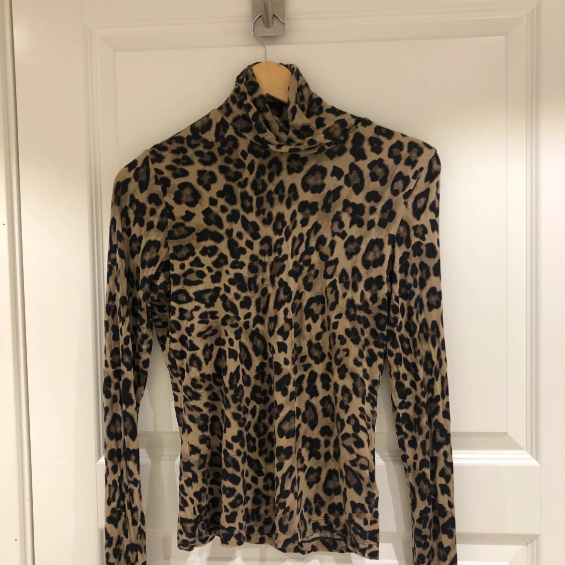 Polotröja med leopard mönster. Strl S