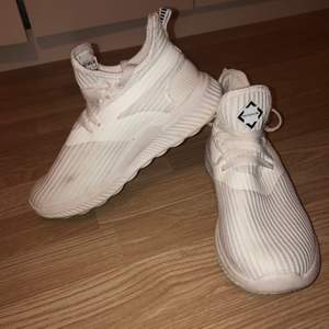 Säljer dessa sneakers i storlek 38, använda Max 5 gånger tills jag märkte att dom va för stora därför säljer jag dessa, frakt tillkommer. Nypris 800kr