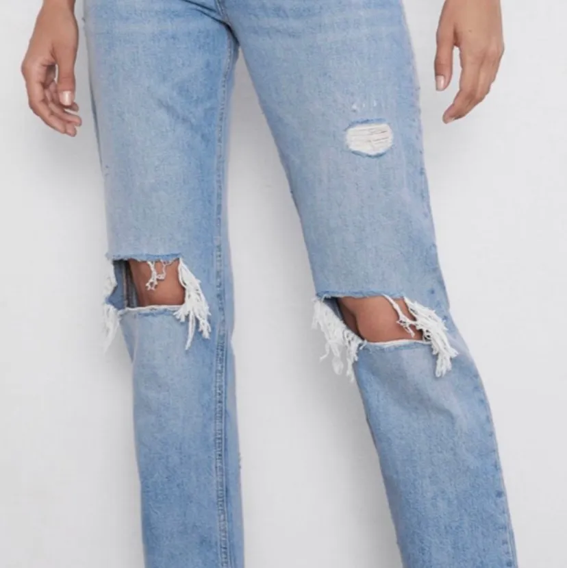 De populära zara jeansen som är slutsålda❗️❗️storlek 36 men passar mig som är 34 med en overzised look. Startpris 350kr buda i kommentarsfältet👇budgivning slutar på torsdag 16:30. Jeans & Byxor.