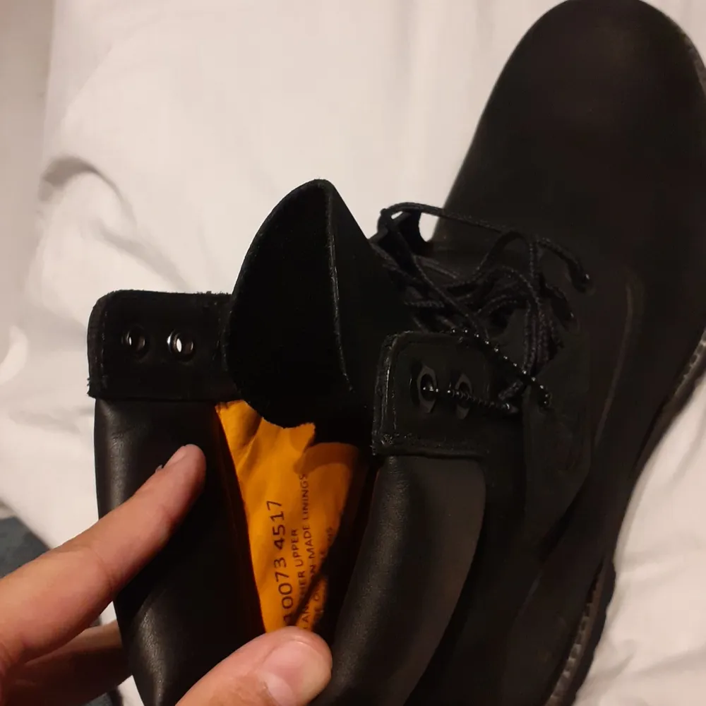 Det här är ett par vinter/höst skor i svart färg storleken e  42 EU skorna är en unisex modell som passar för både killar och tjejer aldrig använt ord pris 1200kr. Skor.