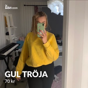 Gul tröja  - Min bild från Tise!                                                                Gul tröja från lager157 i jättefint skick. Använd endast en gång, superfin och skönt material.  Stl M