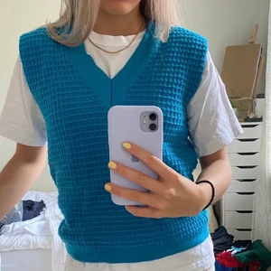 Blå stickad väst - Blå stickad väst från Pierre Cardin. Tycker mycket om, men säljer då ja inser att den inte kommer komma tillanvändning lika mycket som jag hoppades. Ej använd av mig, mycket bra skick •Lånade bilder från förra ägaren!•