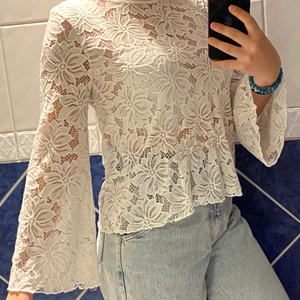 Spets tröja - En vit vid spets tröja🤍 super fin rygg och passar till typ allt, oanvänd🥺 strl S men passar allt från XXS-M beroende på hur man vill att den ska sitta✨🤍