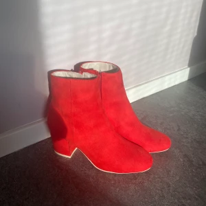 Röda mockaklackar  - Aldrig använda. Storlek 38. 