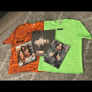 Billie Eilish - Primark x Billie T-shirt: Strl L, 100kr. Billie blosh T-shirt: Strl XL, 250kr. When we all fall asleep where do we go Vinyl oöppnad: 200kr. All the good girls go to hell casette: 150kr. ELLE: 100kr. ROLLING STONE: 100kr. Kommer prioritera ifall någon vill köpa allt över dom som bara vill köpa en grej då jag helst säljer allt tillsammans för paketpris på 700kr(istället för 900kr)