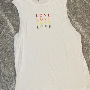 Love is love tank top - Långt linne med djupa sidor