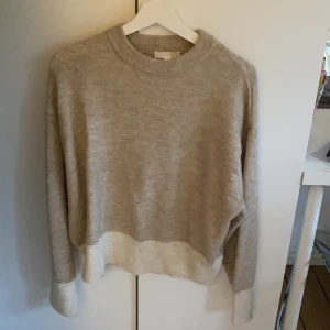H&M stickad tröja - Mycket skön stickad tröja från H&M. Endast använd fåtal gånger! Storlek S men passar även M.