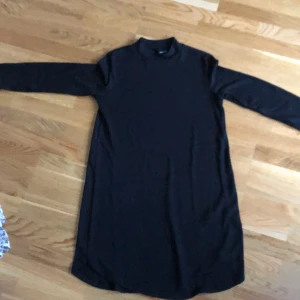Svart Klänning storlek S - En svart klänning i storlek S. Den är knappt använd och är i väldigt fint skick. Kommer från gina tricot 
