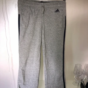 Adidas mjukisbyxor - Grå mjukisbyxor från Adidas, strorlek S, fint skick men har växt ur dom. Säljer även hoodien till settet!