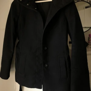 Svart kappa - En svart kappa från H&M går att stänga och knyta runt. 150kr eller högsta bud.                                           Storlek: S     