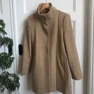 En kappa från Mango suit i storlek s. Den är lite nopprig, därav de låga priset. Köpt för 1000kr. Rak i modellen.