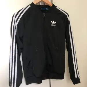 Knappt använd jätte skön adidas kofta. Det är ingen luva på den och är i storlek 34, funkar som en Xs/S.