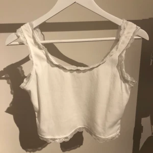 Vitt linne strl S - Använd ett fåtal gånger men är som ny. strl S, materialet är inte alls stretchigt, men den sitter bra.