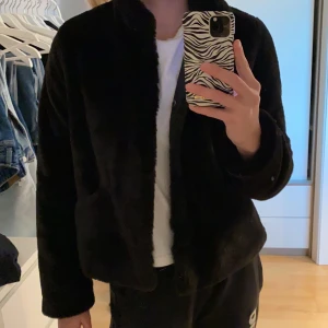 Svart pälsjacka strl S - En svart mjuk pälsjacka från Only i strl S. Jackan är i bra skick. Pris: 150kr + frakt