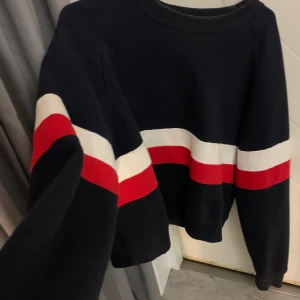 Brandy Melville tröja - Marinblå tröja med röda och vita ränder från brandy Melville, står ingen storlek men passar XS-M