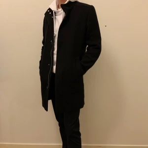 Kappa Svart  - Svart rock passar S. Är 173. Kan användas i vintern men är bra som vår och höst jacka. Väldigt clean svart inga speciella detaljer. Går att buda i kommenterana