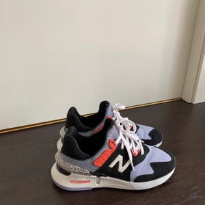 New Balance sneakers  - Knappt använda så de är i gott skick! Storlek 37 (23.5 cm) Priset kan självklart diskuteras. Kan mötas i Stockholm. 