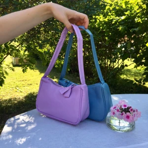 NYA BAGUETTE BAGS - HELT nya & oanvända i förpackning (de på bilden är mina egna) 24cm 💙💜 En för 120kr. 22kr frakt för en. INGEN BUDGIVNING FÖRST TILL KVARN 🌟✨ Säljer även andra väskor i min profil🥳