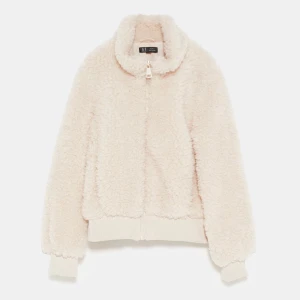 Teddy jacka - Varmt och as gullig teddy jacka 🥺🥺, köptes förra året och är slutsåld, säljer pga att jag behöver pengar hade annars behållt🥺🥺🥺💋 passar s