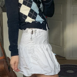 Kjol - Vit tennisinspirerad kjol🦋 den här kjolen är väldigt fin och kan vara både hög och lågmidjad beroende på storlek. S och neråt skulle jag säga att den är lågmidjad och m och uppåt så är den mer högmidjad. Den har och spännen på sidan, men de fyller ingen desto större funktion!!