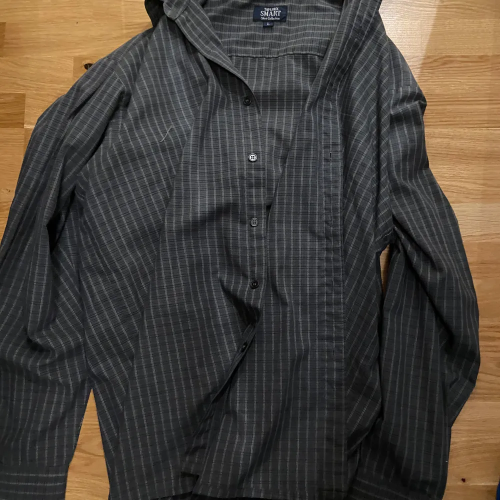 Skitsnygg grå/svart flanellskjorta, köpt second hand i strl L. Säljer för 100, köparen står för frakten, möts annars upp i Sthlm💋. Skjortor.
