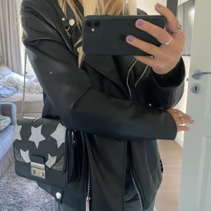 Väska med stjärnor - Jättefin väska från Zara med stjärnor på. Bandet går att ha både långt och kort. Köpt för några år sedan men inte använd jätte många gånger. Buda från 150kr💓