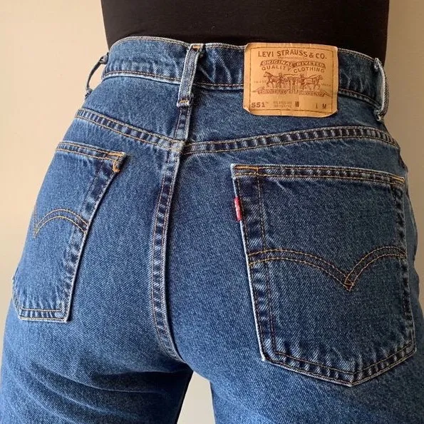 Säljer dessa fina vintage Levis 501 i stl W30 L34(passar W25-W26). De är inköpta på Humana men är i fint skick! Säljer pga att de inte längre passar. Bild 2 visar ungefärlig passform(ej min bild). Köpare står för frakt💕. Jeans & Byxor.