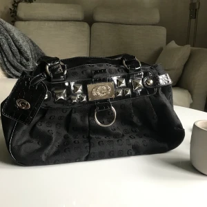 Svart väska - Snygg svart handväska som inte längre kommer till användning 🦋