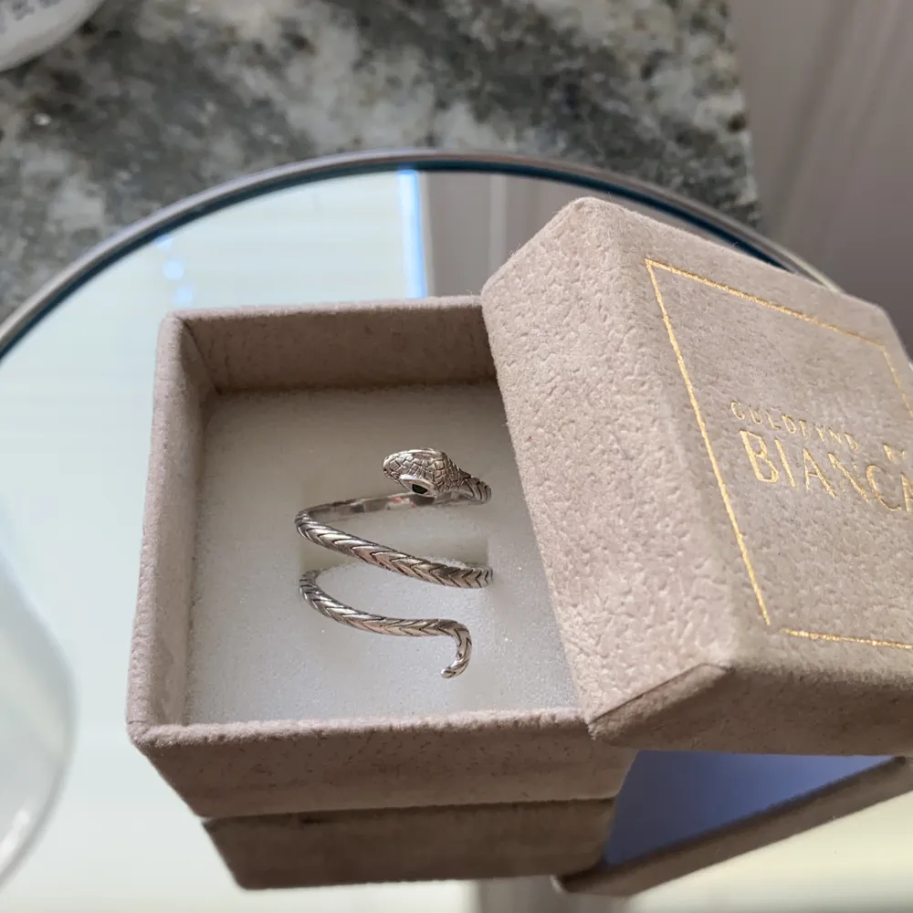 Nu säljer jag min älskade ormring från Bianca ingrossos collection med guldfynd. Ringen är i äkta silver och får därför inga missfärgningar eller något fel. Ringen är justerbar. Fraktar endast, kund står för frakt. Senaste bud 250 kr.. Övrigt.