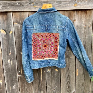 Jeans jacka - Ett använt plagg, delvis hållbart plagg som har hållit i alla lägen, till en kväll ut eller bara att ta en promenad på dagen till skolan. Ryggen är ett fastlagt tyg som jag själv gjort(går att ta bort) 