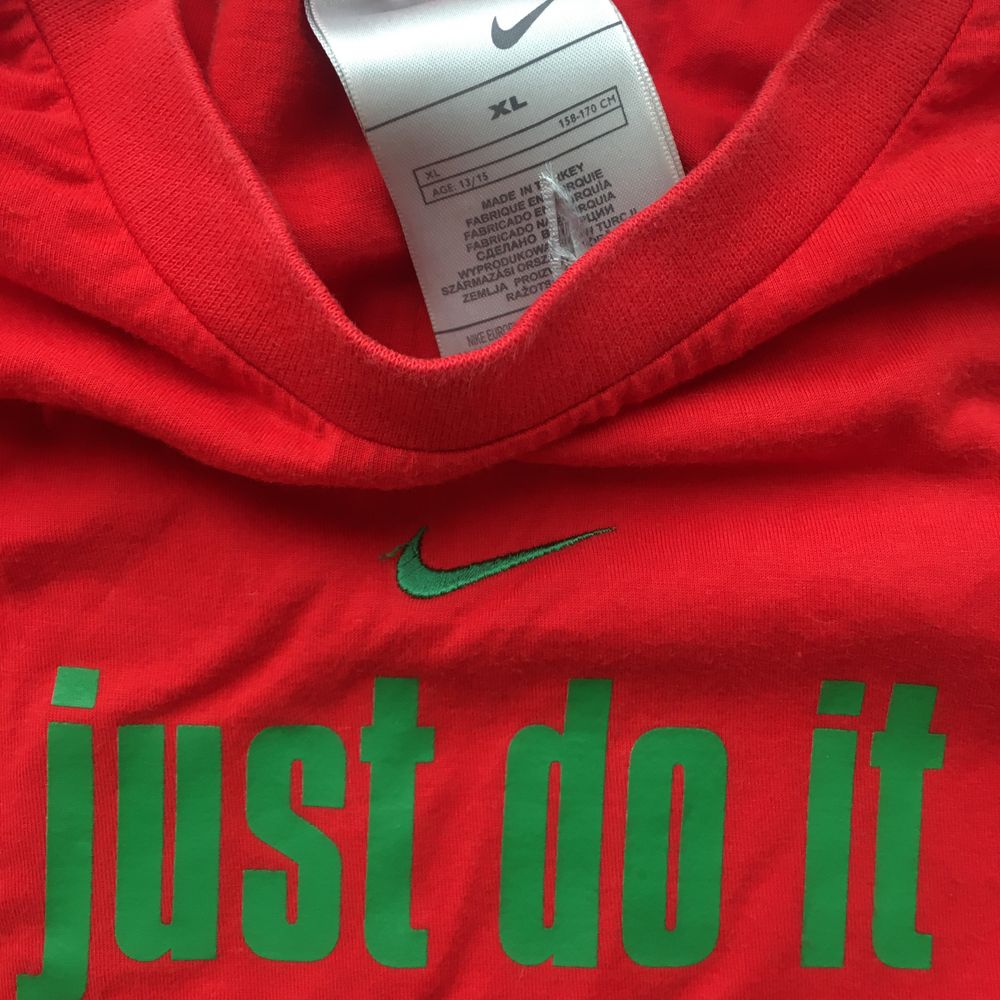 Klarröd 1990s t-shirt från Nike. Har något litet hål. Uppskattningsvis storlek S/M. 30 kr plus porto. ❤️. T-shirts.