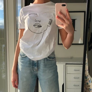 T-shirt med tryck - säljer denna super fina t-shirten! Den är i super bra skick och i storleken xxs men den är OVER SIZE 