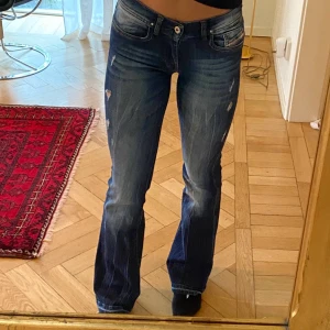 Diesel jeans - Så snygga jeans från Diesel. Köpta på Nk barn för 800kr. Stl 14 år men passar mig som har 34/36, lite långa på mig, är 165cm💕