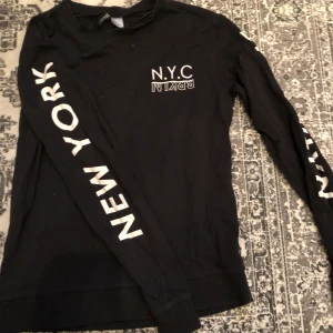 Svart långärmad i S - Tuff långärmad i storlek S🌼