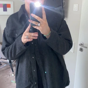 Kappa - En grå kappa från weekday. Helt ny endast testad en gång!! Nypris 800 kr