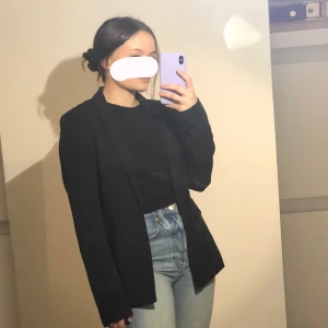 Svart blazer - Svart blazer i storlek XS, lite oversize ändå så passar säkert S 🌸 Pris 70kr + frakt.