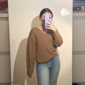 Stickad tröja  - Brun stickad med V-ringning. I nyskick, endast  använd 2 gånger 🌸 Pris 50 kr + frakt. 