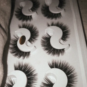 Skit snygga 15 mm fransar  - 15mm fransar. Antingen 40kr för ett par eller 3 par för hundra.