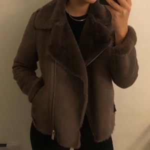 Jacka river island  - En mysig jacka från River Island i bra skick. Jackan är i storlek ”12” och skulle säga att den passar xs/s! Köparen betalar frakten💕 