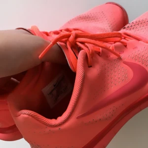 NIKE - NIKE träningsskor. Använda men fräsha och i fint skick! Frakt tillkommer :) passar även 37