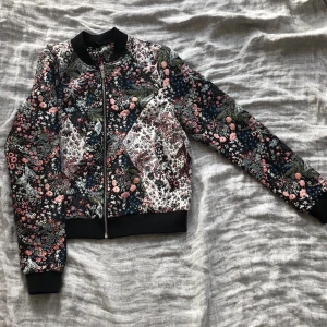 Only tröja strl 34 - Använd en gång, som ny! Köparen står för frakt 🌛