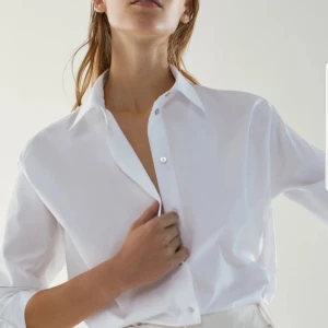 Vit Massimo Dutti skjorta - Super fin skjorta i bra kvalité som tyvärr är för liten för mig, endast använd någon enstaka gång och passar till allt. Strl xs, 700kr nypris