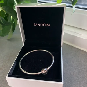 Pandora armband  - Berlockarmband från Pandora. Fick den i present men den kommer inte till användning därför säljer jag den. Kan frakta för 29 eller med spårbar frakt. 