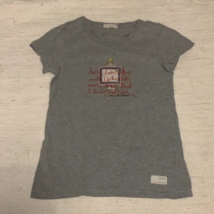 Odd Molly T-shirt  - Säljer min ODD MOLLY T-shirt. Köptes för 500kr och säljes nu för 120kr+frakt. Storlek 1 (S). Använd 1-2 gånger. 