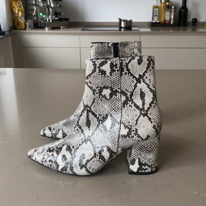 Sparsamt använda skor  - Storlek 36