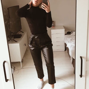 Läder byxor - Säljer nu mina OTROLIGA läder/pu-byxor!!! Perfekta för allt, så  så så snygga är dom, men dessvärre blivit för stora för mig! Köparen står för frakt om vi ej möts upp! 