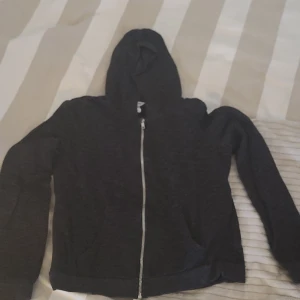 Luvtröja - DjupMörkgrå-melerad, hål och fläckfri, rök och djurfritt hem. FRAKTKOSTNAD TILLKOMMER