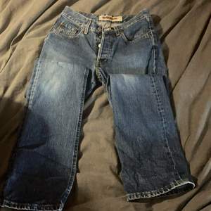 Skit coola jeans o sitter bra men dem är tyvärr för långa på mig, mom jeans men kan klippa så det blir bootcut 😁           Buda gärna i kommentarerna eller via dm ifall flera vill ha 💗