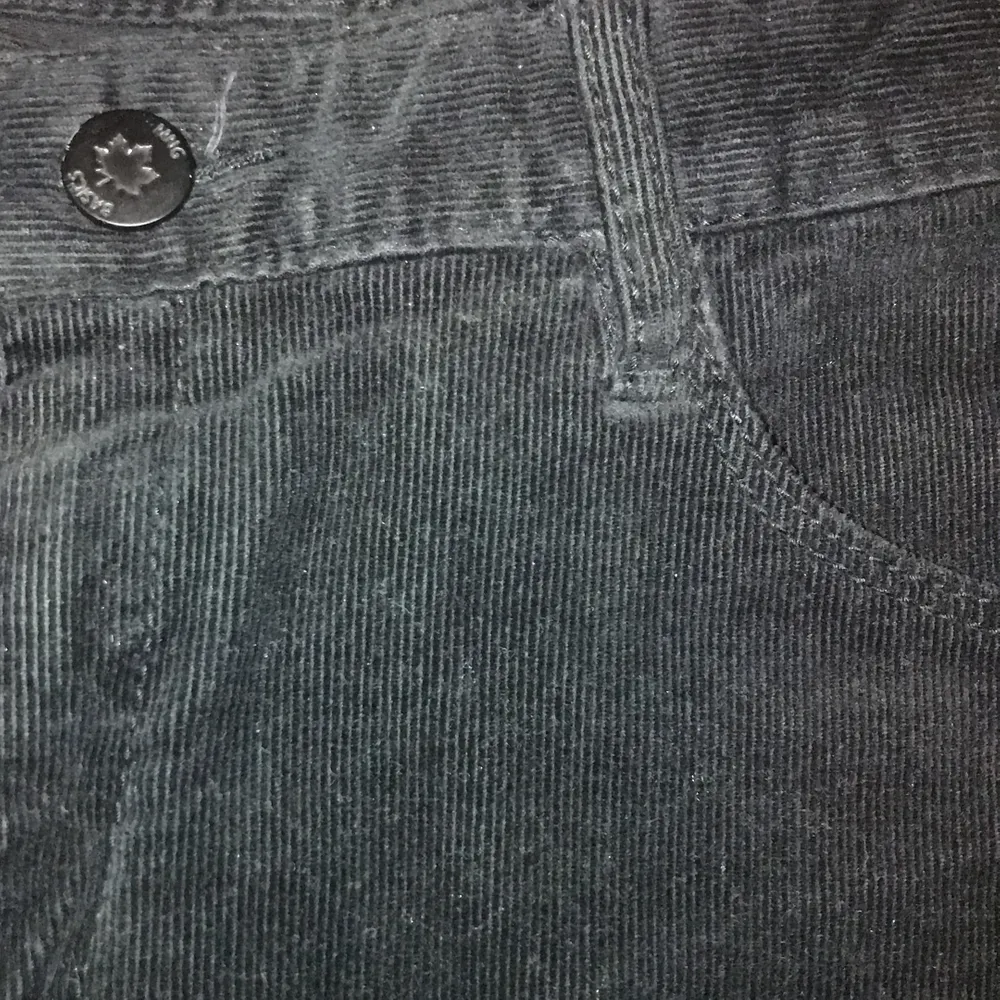 Svarta manchesterbyxor från Mango storlek EUR 34. Kan frakta och då står köparen för kostnaden . Jeans & Byxor.