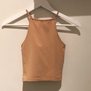 Beiget linne - Beiget linne med korsade band i ryggen✨🧡 väldigt bra skick!
